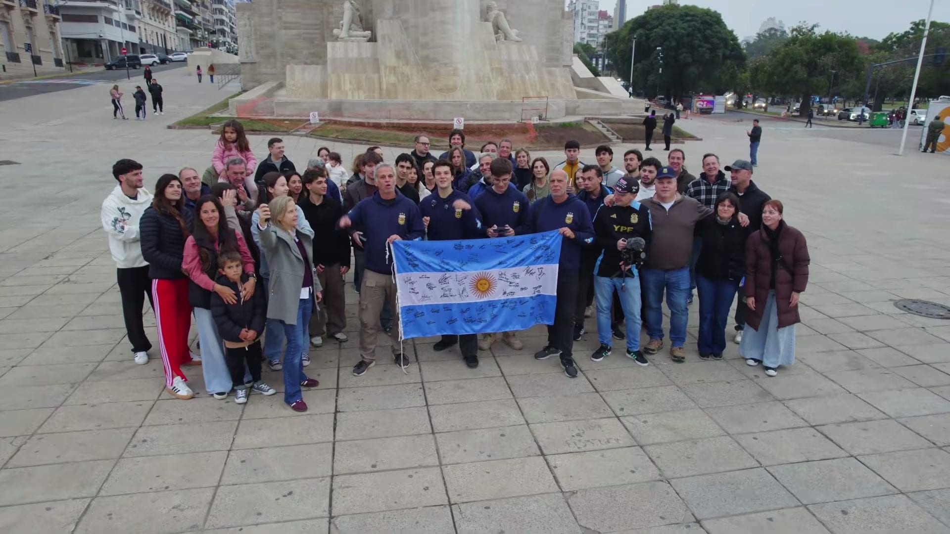DÍA 23. MONUMENTO A LA BANDERA, ROSARIO: LOS QUE FUERON A ESPERARNOS.